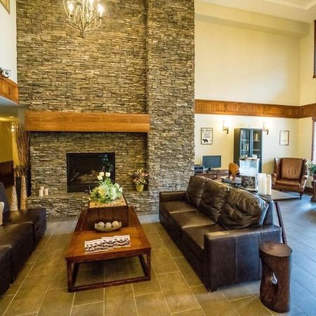 Spacious Penthouse Suite-King Beds-Pool & Hot Tub Канмор Экстерьер фото
