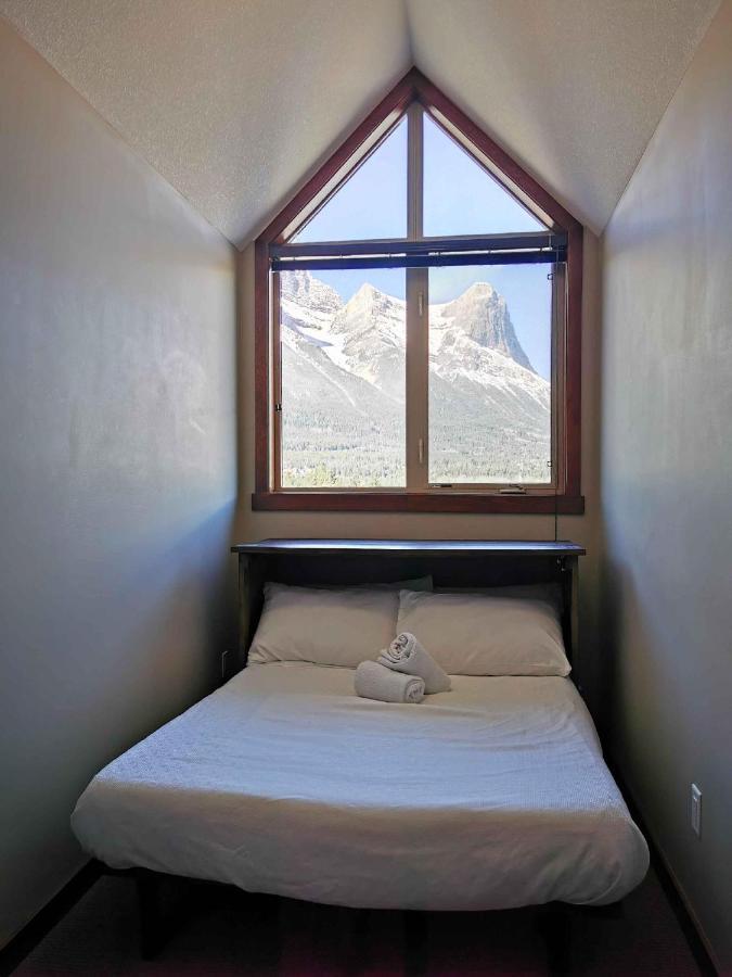 Spacious Penthouse Suite-King Beds-Pool & Hot Tub Канмор Экстерьер фото