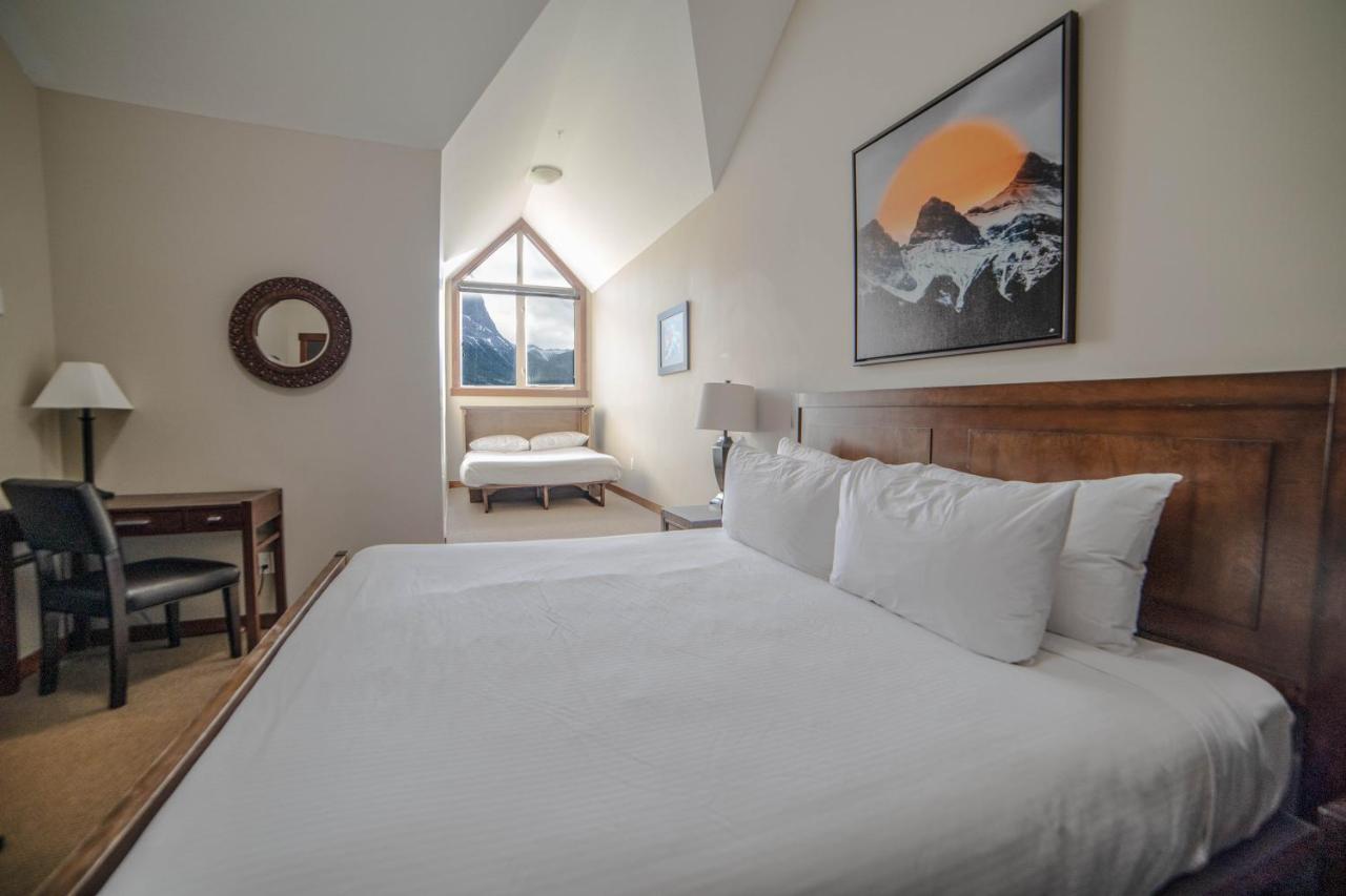 Spacious Penthouse Suite-King Beds-Pool & Hot Tub Канмор Экстерьер фото