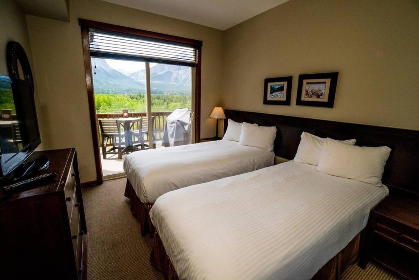 Spacious Penthouse Suite-King Beds-Pool & Hot Tub Канмор Экстерьер фото