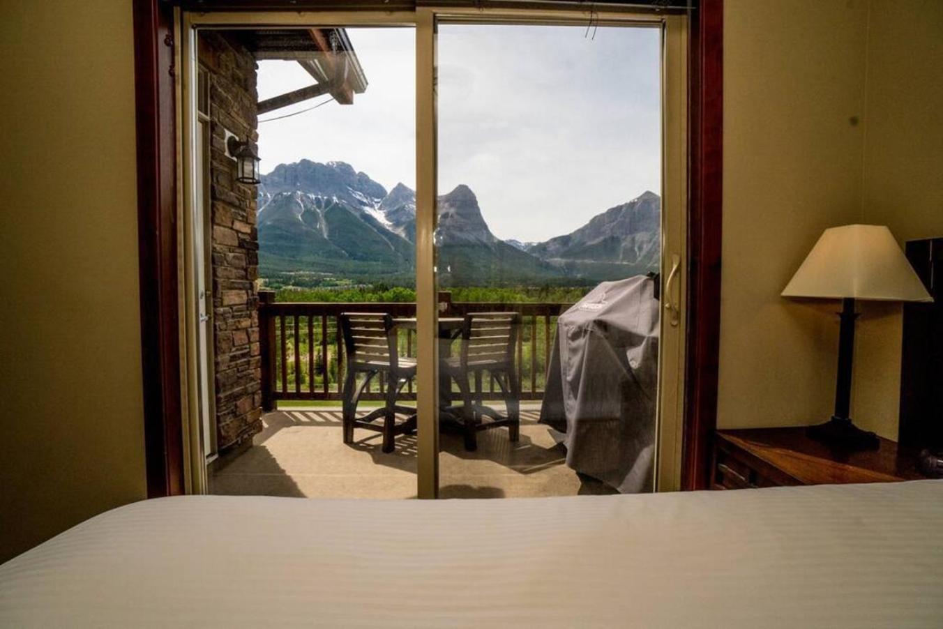 Spacious Penthouse Suite-King Beds-Pool & Hot Tub Канмор Экстерьер фото