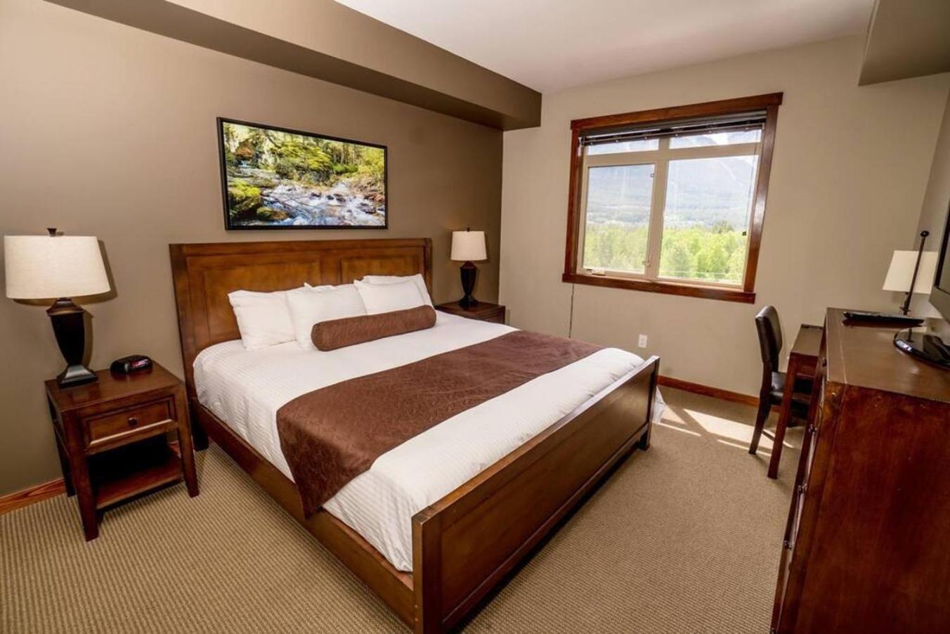 Spacious Penthouse Suite-King Beds-Pool & Hot Tub Канмор Экстерьер фото