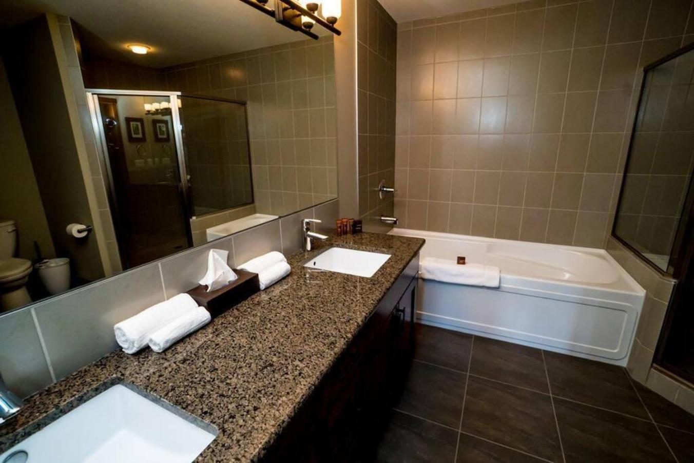Spacious Penthouse Suite-King Beds-Pool & Hot Tub Канмор Экстерьер фото