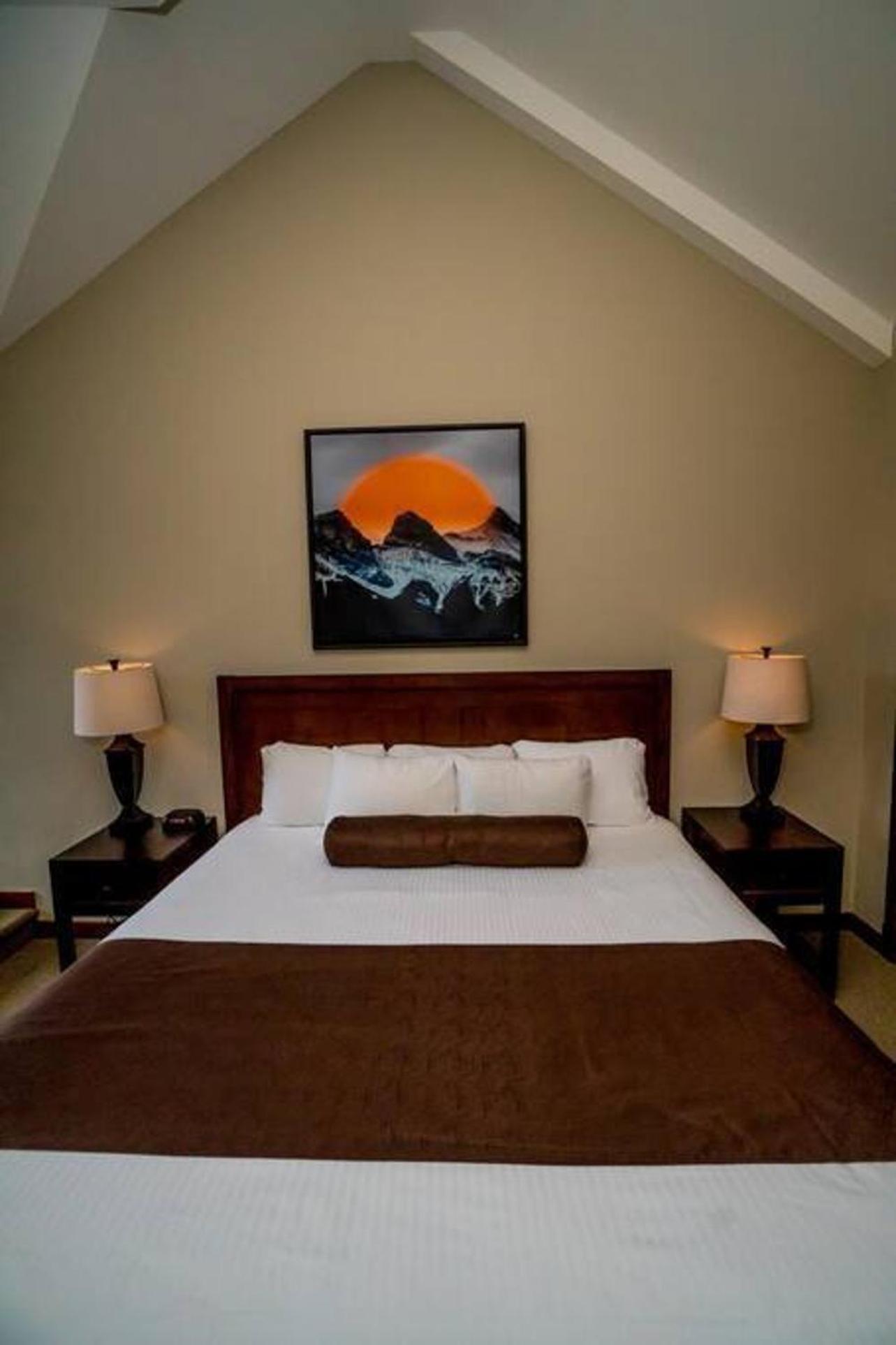 Spacious Penthouse Suite-King Beds-Pool & Hot Tub Канмор Экстерьер фото