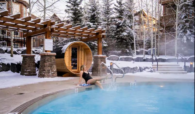 Spacious Penthouse Suite-King Beds-Pool & Hot Tub Канмор Экстерьер фото