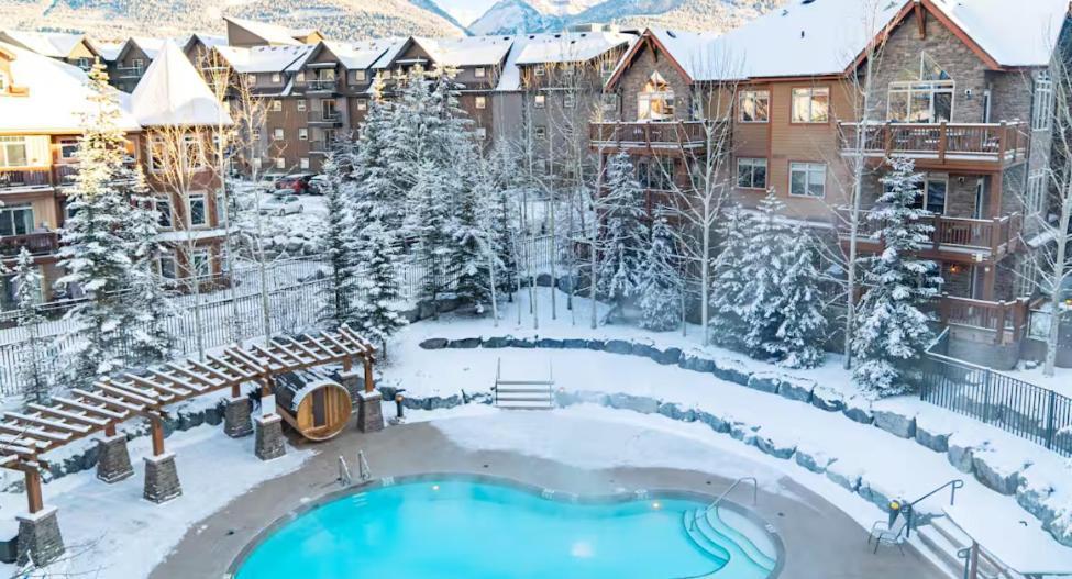 Spacious Penthouse Suite-King Beds-Pool & Hot Tub Канмор Экстерьер фото