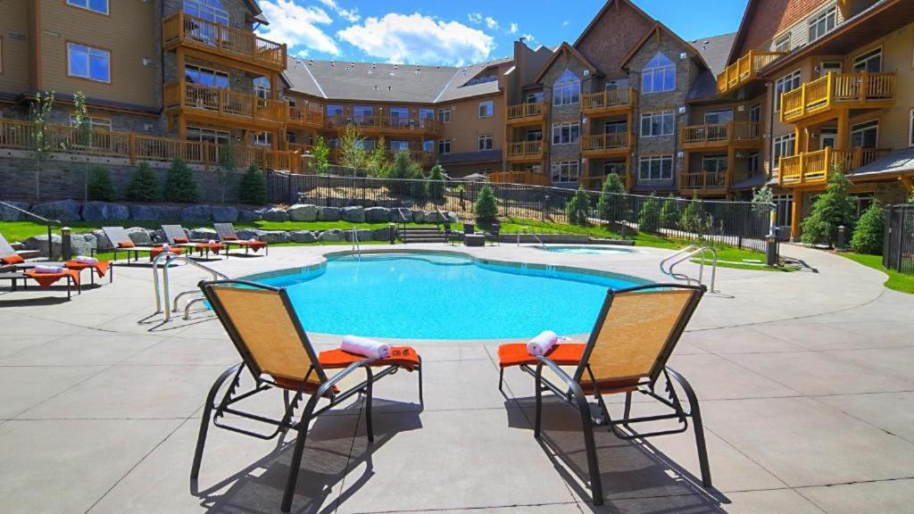 Spacious Penthouse Suite-King Beds-Pool & Hot Tub Канмор Экстерьер фото