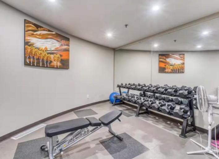 Spacious Penthouse Suite-King Beds-Pool & Hot Tub Канмор Экстерьер фото